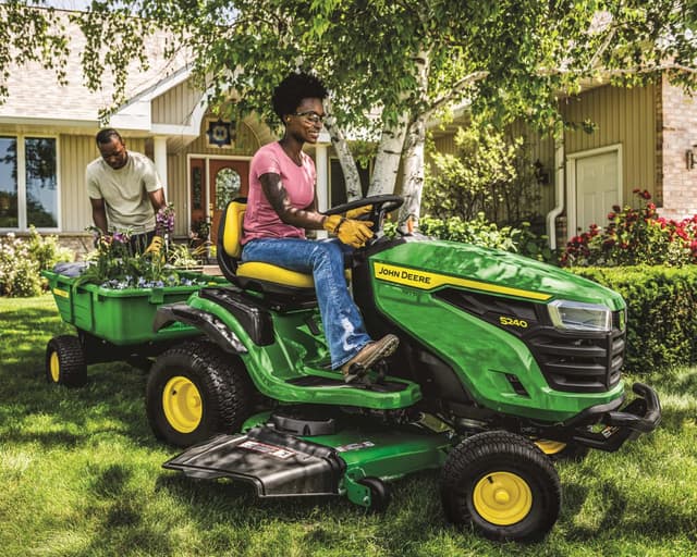 Who Works on John Deere Lawn Mowers: Expert Technicians Revealed