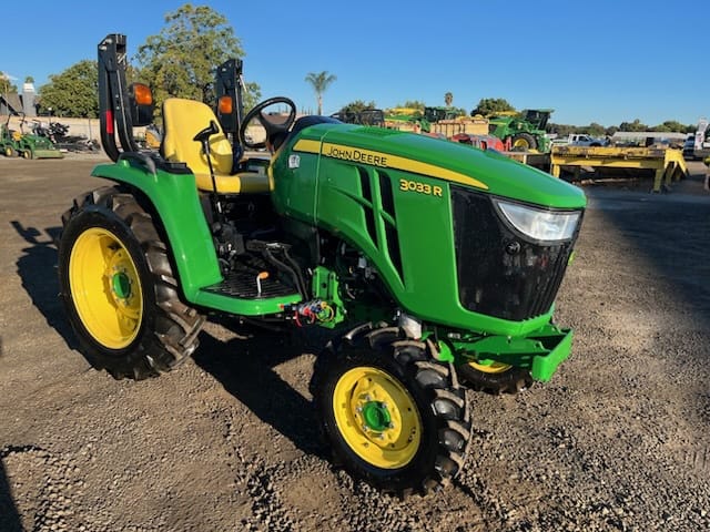 2022 John Deere 3033R Image